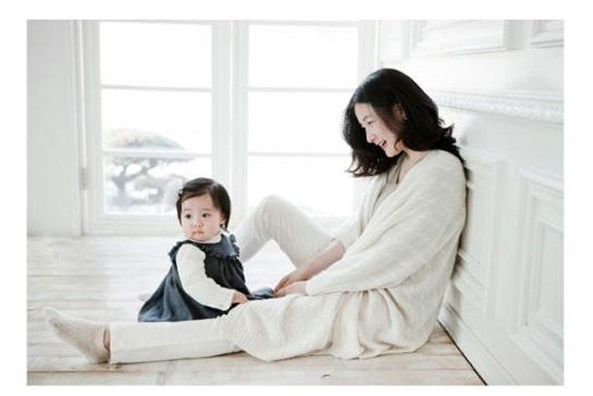 Khoảnh khắc tuyệt đẹp của Lee Young Ae và con gái yêu